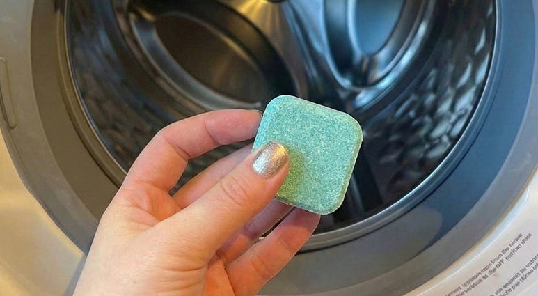טבליית ניקוי בסביבת תוף מכונת כביסה